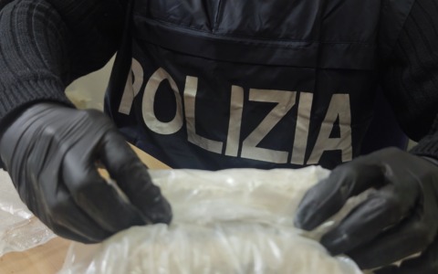 Droga nascosta nelle auto e negli scooter: sei arresti tra centro e il litorale