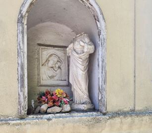 Evasa dai domiciliari la donna che ha distrutto le statue sacre