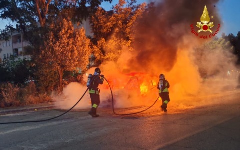 Ferrari fuori strada e in fiamme sulla Pontina, conducente illeso