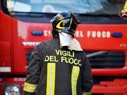 Fiamme in capannone nel Piceno, strage di polli e danni ingenti