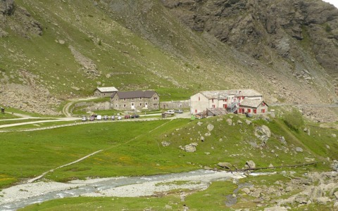 Frana sul Monviso, detriti sul sentiero per Pian del Re