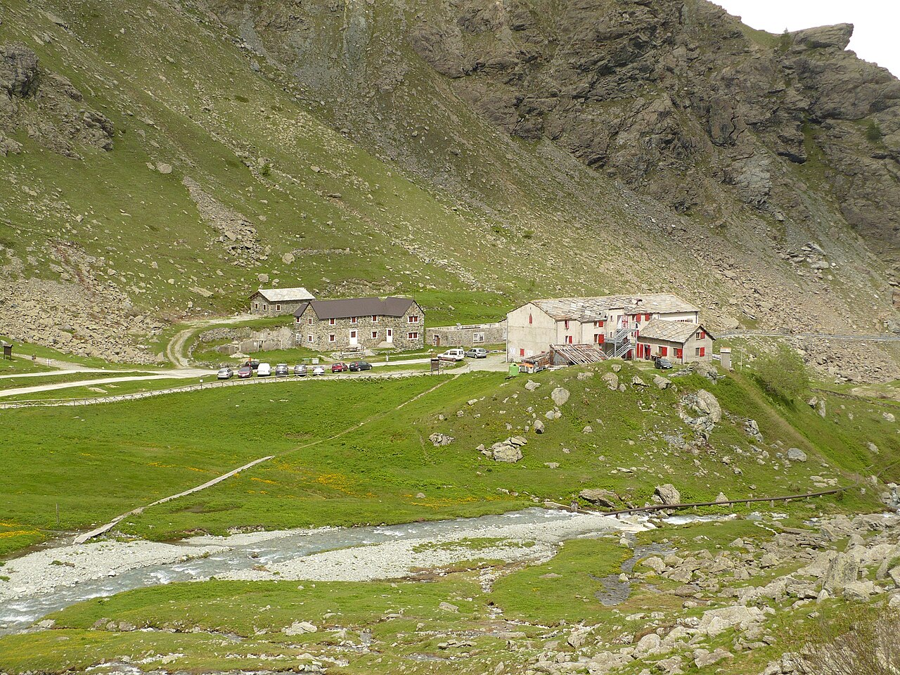 Frana sul Monviso, detriti sul sentiero per Pian del Re