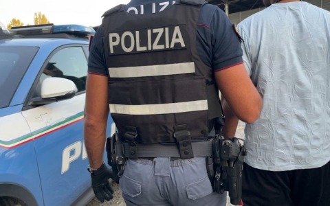 Fugge in auto e picchia due poliziotti che lo bloccano: arrestato dopo un inseguimento