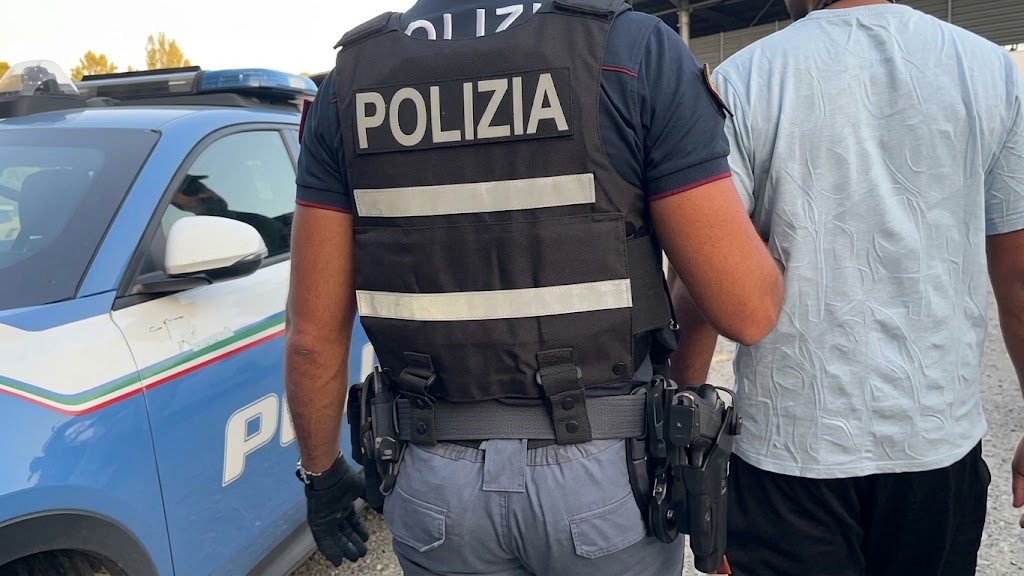Fugge in auto e picchia due poliziotti che lo bloccano: arrestato dopo un inseguimento