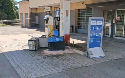 Fuoristrada abbatte pompa di benzina a Monghidoro, intervengono i Vigili del Fuoco