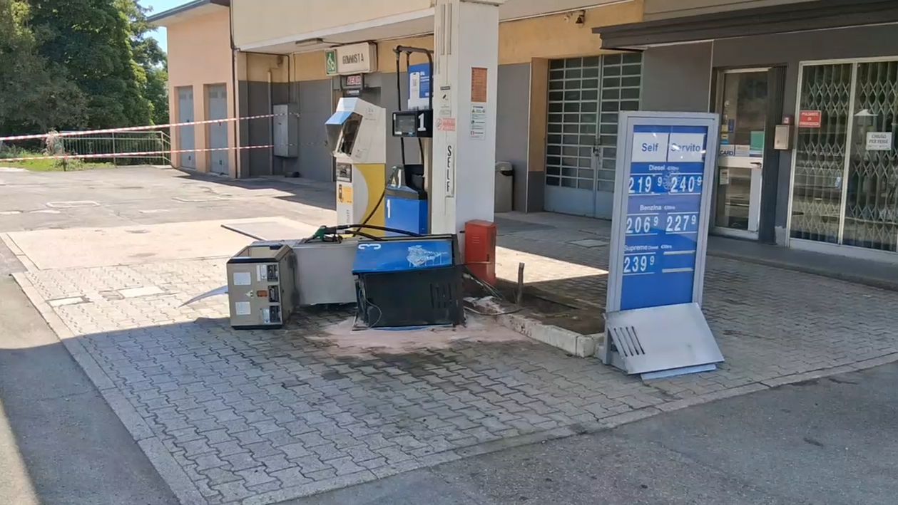 Fuoristrada abbatte pompa di benzina a Monghidoro, intervengono i Vigili del Fuoco