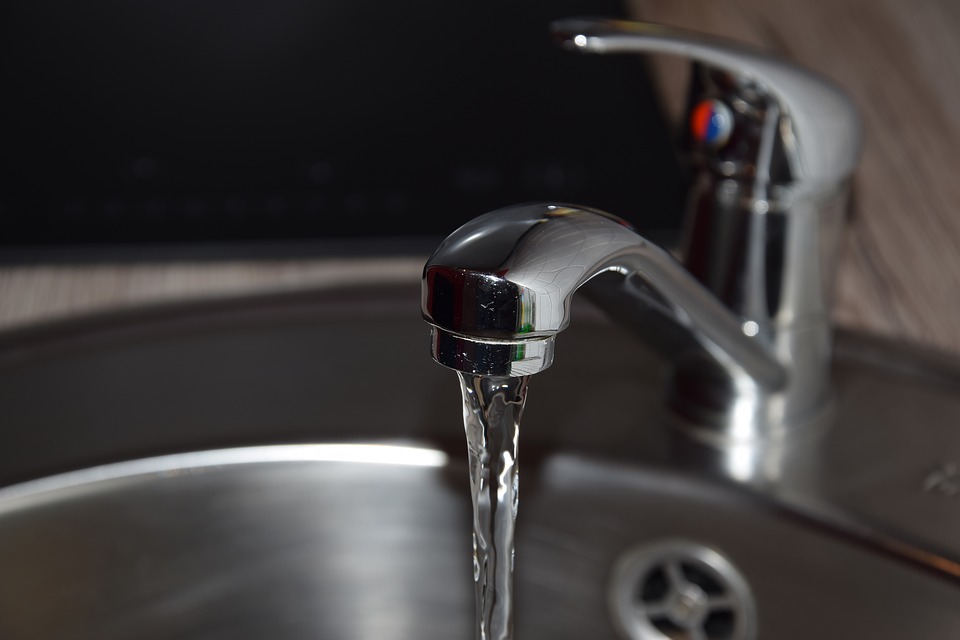 Grossa perdita d’acqua in viale Stazione a Solero: possibili disagi alla rete idrica