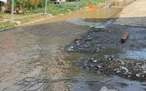 Guasto alla rete idrica durante i lavori di teleriscaldamento ad Alessandria: stop all’acqua in Spalto Borgoglio