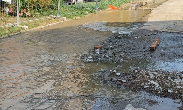 Guasto alla rete idrica durante i lavori di teleriscaldamento ad Alessandria: stop all’acqua in Spalto Borgoglio