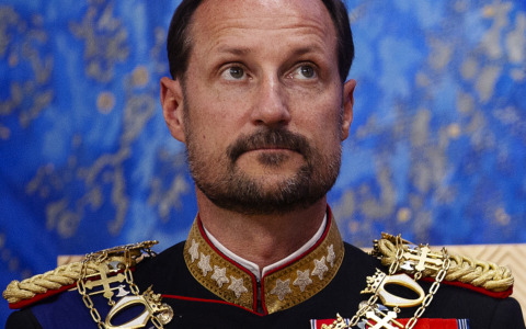 Haakon VIII giura davanti al Parlamento e diventa re di Norvegia