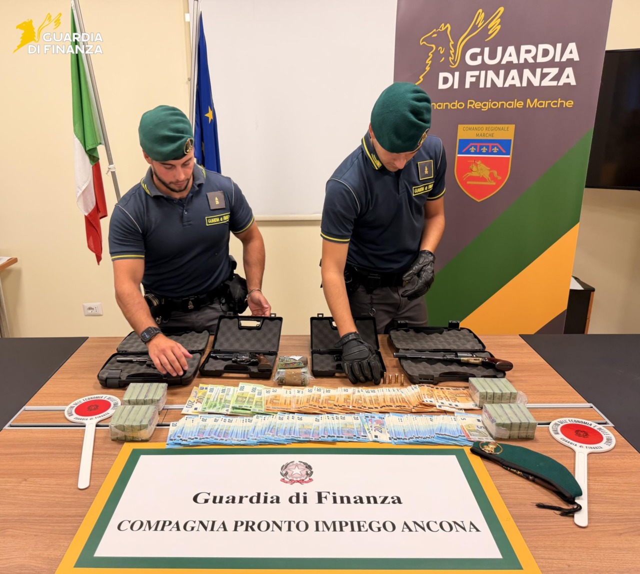 Guardia di Finanza: hascisc e armi in casa. Due arresti