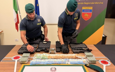 Guardia di Finanza: hascisc e armi in casa. Due arresti