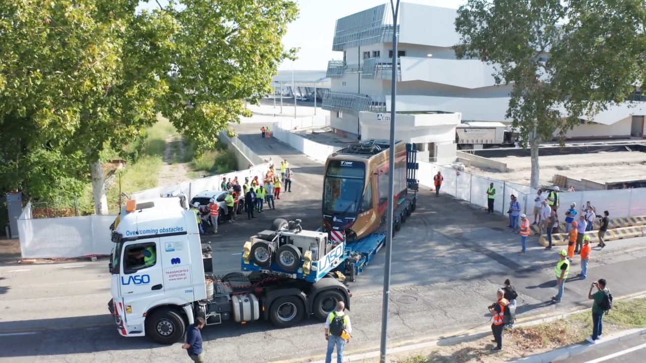 Il primo viaggio del tram: dalla Spagna a Borgo Panigale. Ecco il convoglio ‘Iron Man’, rosso e oro