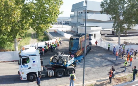 Il primo viaggio del tram: dalla Spagna a Borgo Panigale. Ecco il convoglio ‘Iron Man’, rosso e oro
