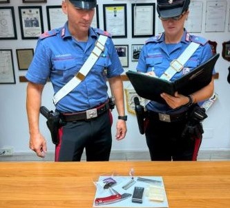 In centro con un coltello e la droga, arrestato