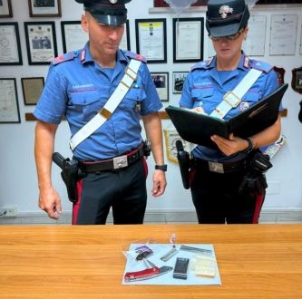 In centro con un coltello e la droga, arrestato