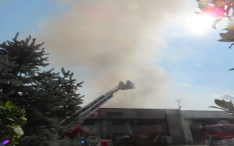 Incendio a Prato, fiamme in un’azienda tessile al confine con Campi Bisenzio