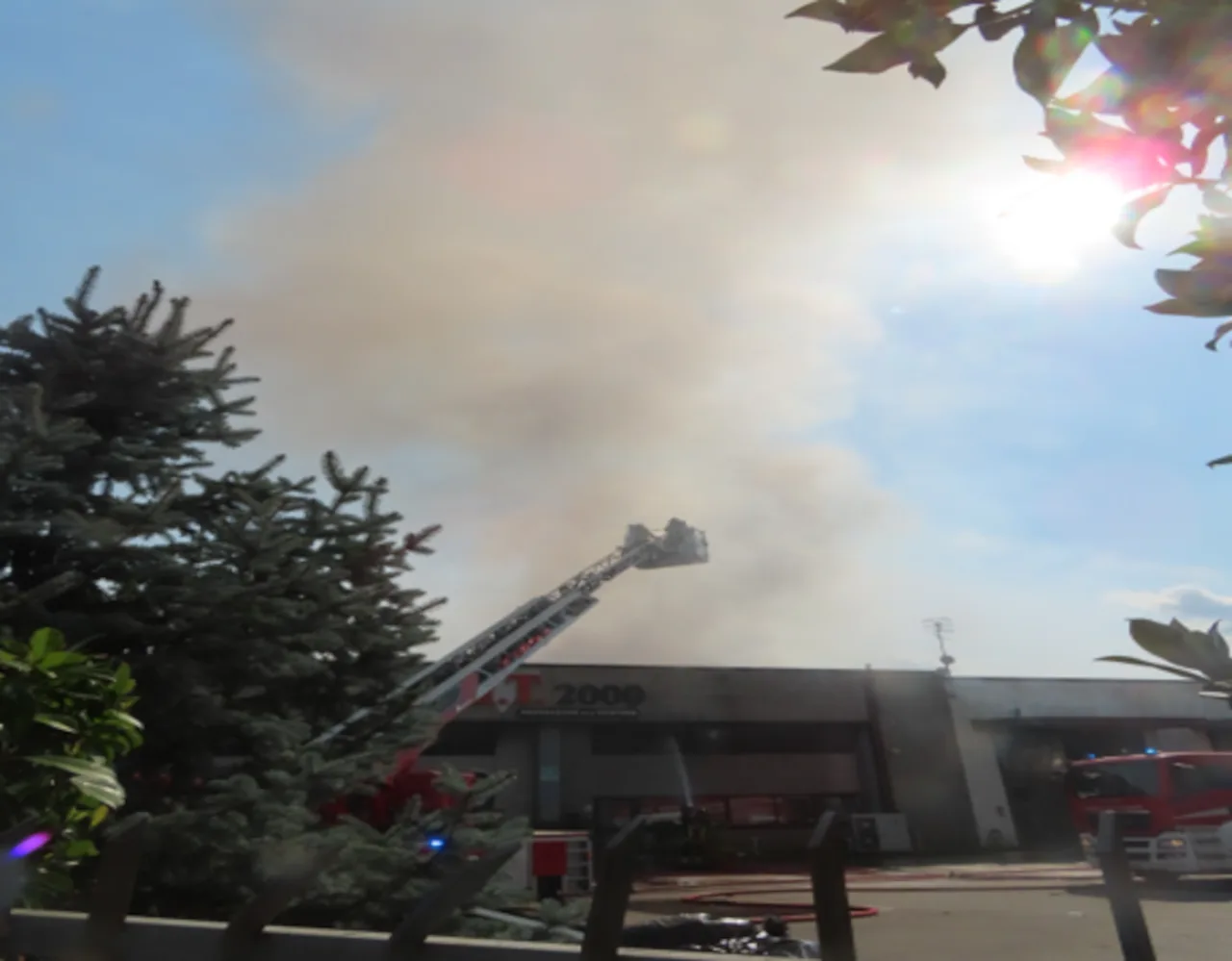 Incendio a Prato, fiamme in un’azienda tessile al confine con Campi Bisenzio