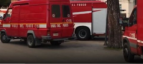 Incendio a ridosso delle abitazioni, elicottero in azione nel vallone
