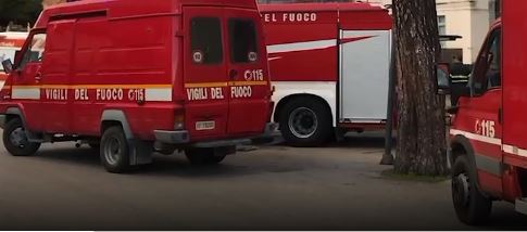 Incendio a ridosso delle abitazioni, elicottero in azione nel vallone