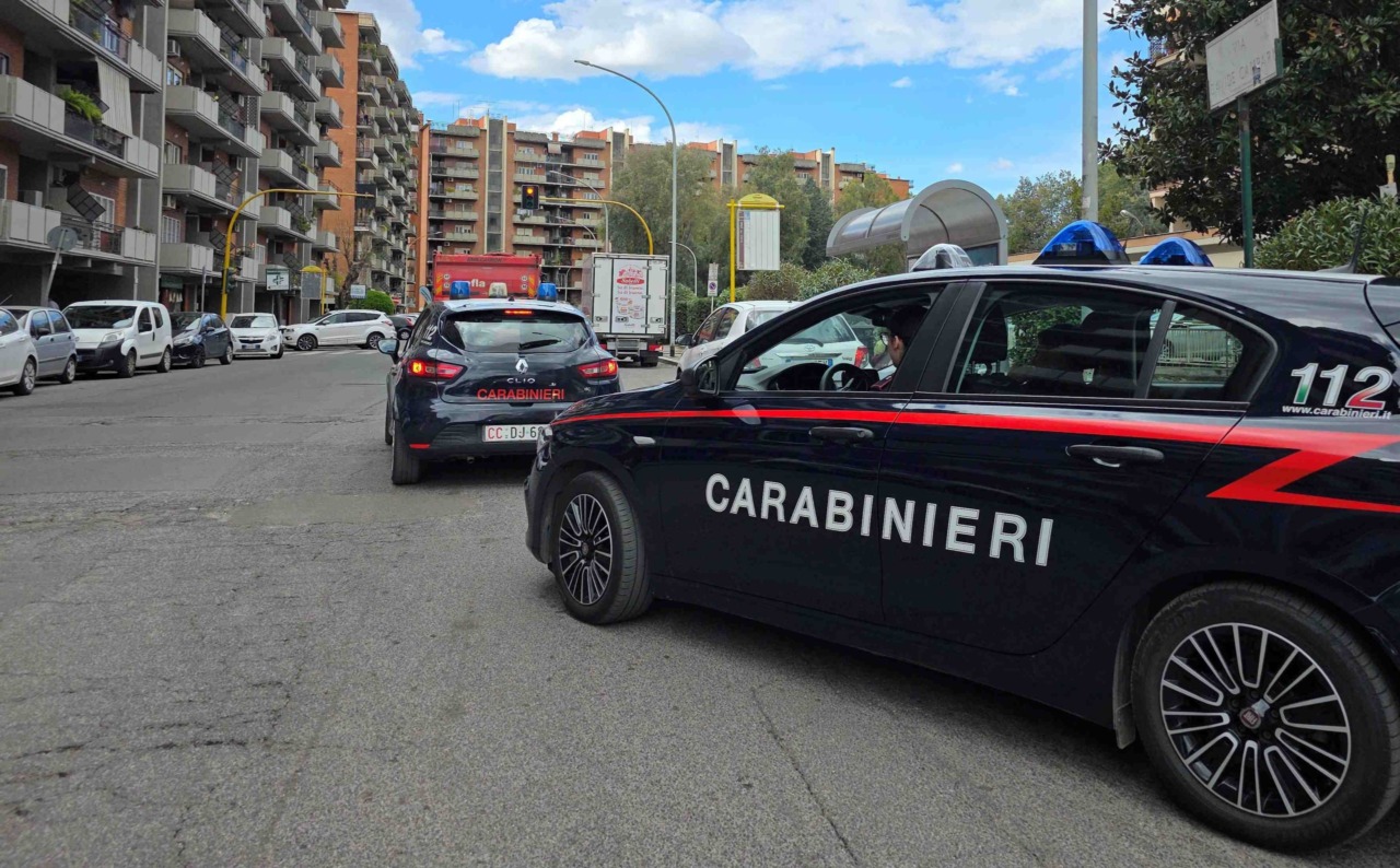 Incendio in un’attività commerciale ad Ostia, al lavoro vigili del fuoco