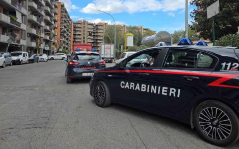 Incendio in un’attività commerciale ad Ostia, al lavoro vigili del fuoco