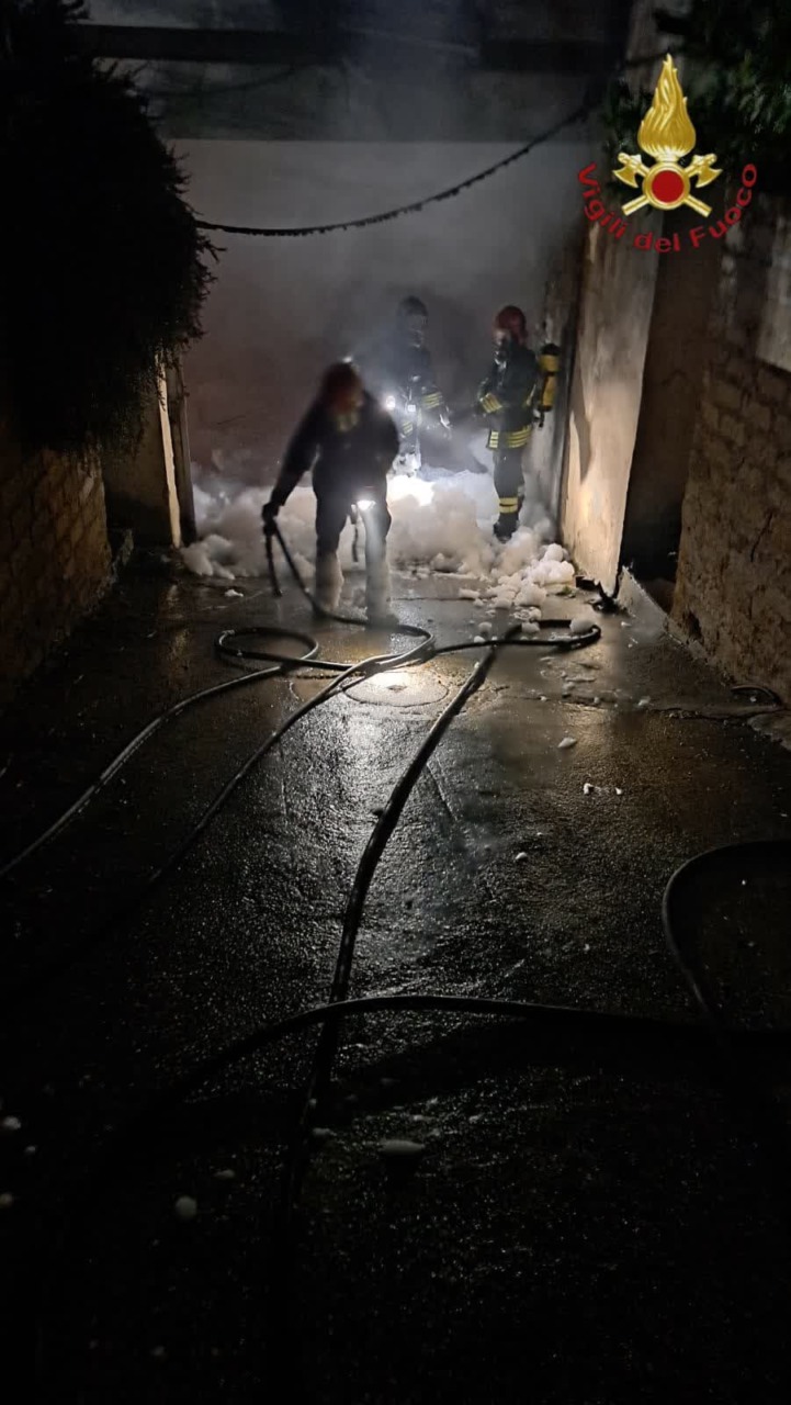 Incendio nella notte in via Orotelli: fiamme in due garage, distrutte due auto
