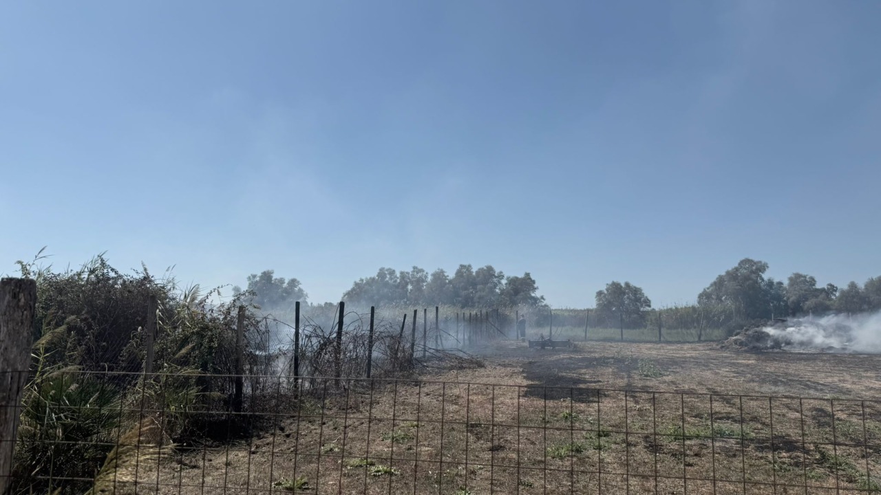 Incendio si riaccende vicino alle case, evacuate 30 persone