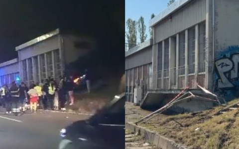 Incidente stradale in viale Togliatti, auto esce di strada e si schianta. Cinque giovani feriti, tre in gravi condizioni