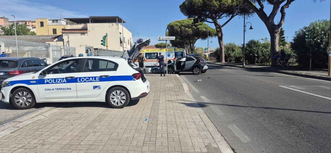 Incidente stradale, scontro tra una toyota e una moto. Grave il centauro