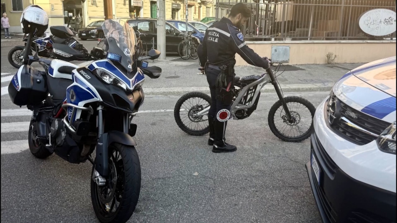 Inseguimento per le strade di Bologna: denunciato e multato 19enne in sella a una bici elettrica