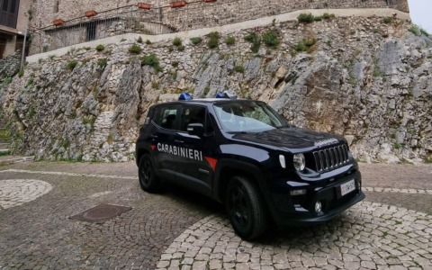 Molesta i clienti di un locale e aggredisce i carabinieri, arrestata una donna