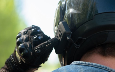 Motociclista ferito dopo una caduta in un burrone