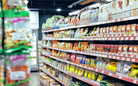 Multe al minimarket di Torino, dove si è consumata la violenza su una 13enne