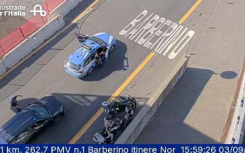 Omicidio-suicidio sulla A1: uomo uccide la ex e poi si butta dal cavalcavia
