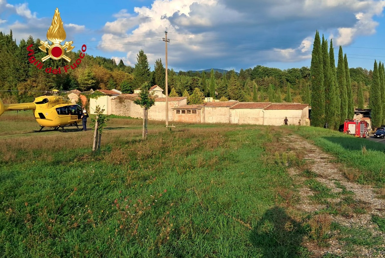 Operaio cimiteriale cade nella tomba e non riesce ad uscire