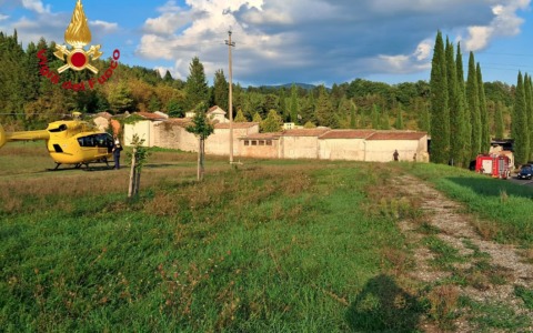 Operaio cimiteriale cade nella tomba e non riesce ad uscire