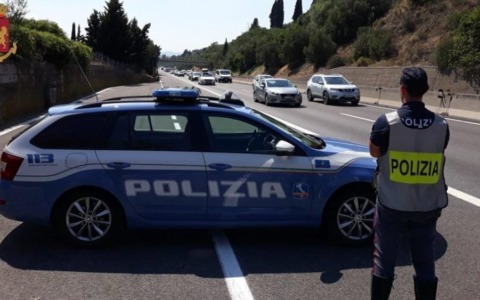 Orrore in A1: getta la ex dal cavalcavia e si lancia nel vuoto subito dopo