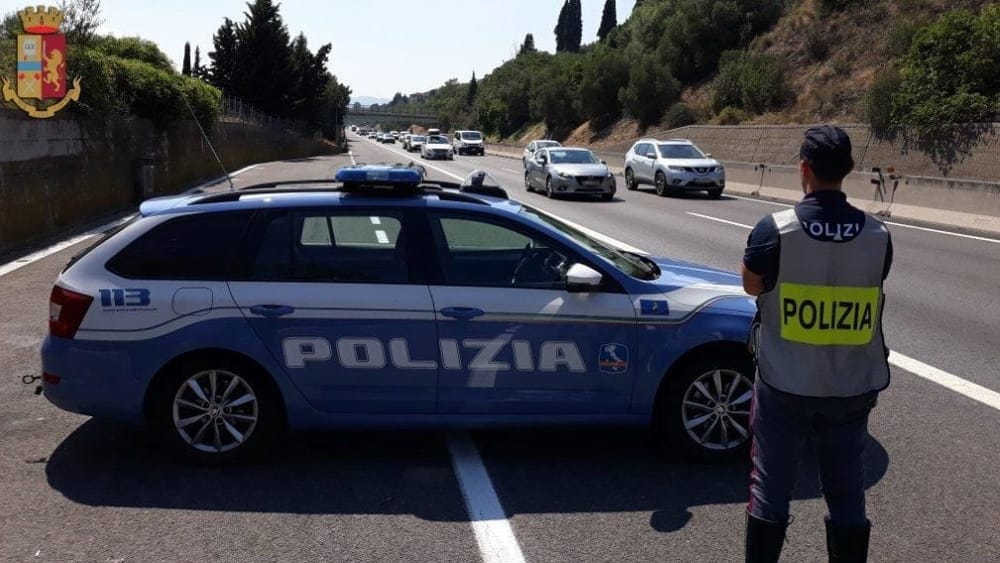 Orrore in A1: getta la ex dal cavalcavia e si lancia nel vuoto subito dopo