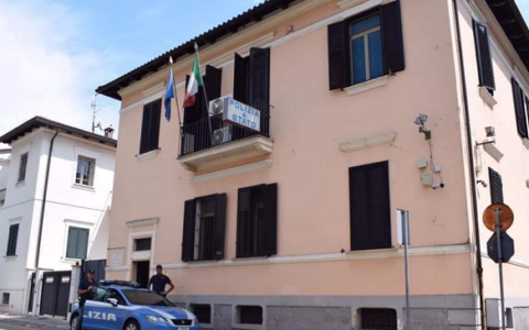 Perseguita una famiglia residente dello stesso condominio, denuncia