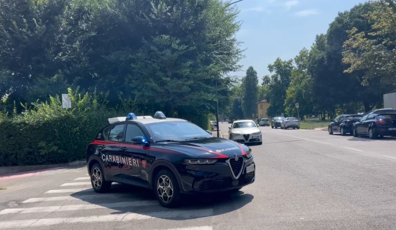 Pretende dalla coinquilina soldi e rapporti sessuali: braccialetto elettronico per un 31enne