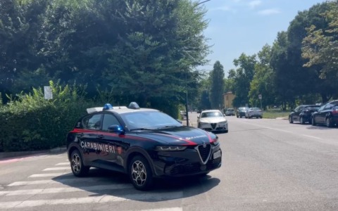 Pretende dalla coinquilina soldi e rapporti sessuali: braccialetto elettronico per un 31enne