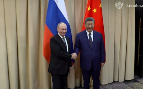 Putin a Cina e India: “Lavoriamo per finire la guerra”. Ma intanto Kiev ancora sotto attacco: sette morti nella notte sotto le bombe russe