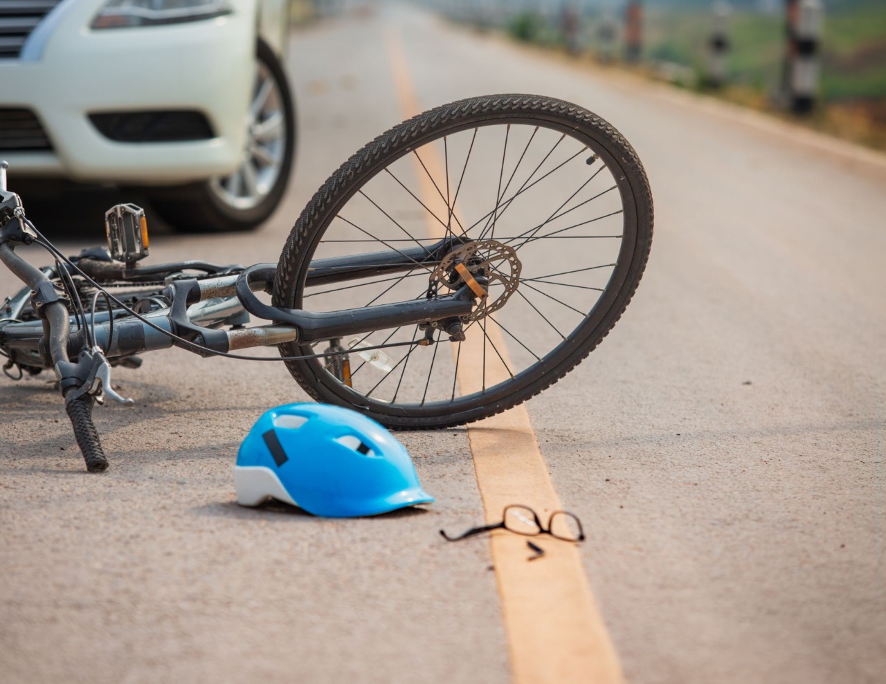Quattordicenne cade in bici in piazza Ariostea: trasportato a Cona