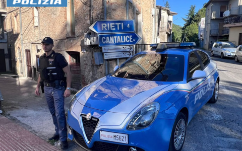 Ruba una borsa e si barrica in casa, denunciato