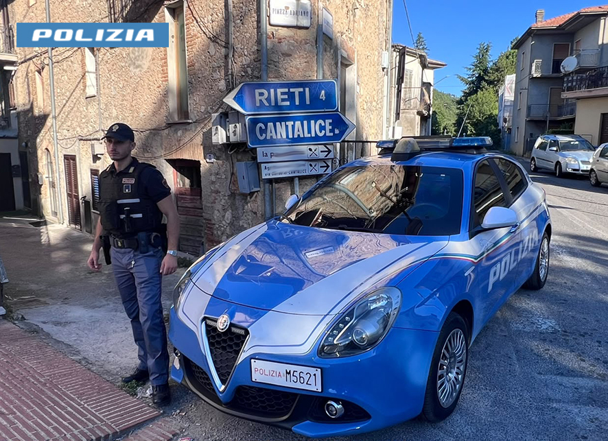 Ruba una borsa e si barrica in casa, denunciato