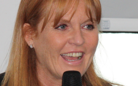 Sarah Ferguson rientra nel Regno Unito tra dubbi e offerte