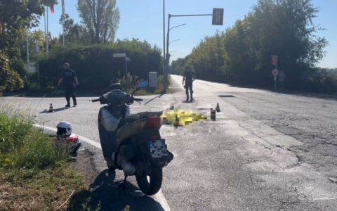 Scontro fra auto e scooter in via Cadriano: muore un 65enne