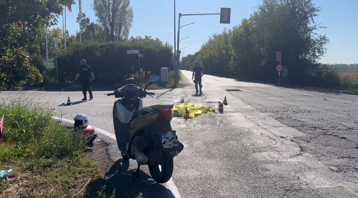 Scontro fra auto e scooter in via Cadriano: muore un 65enne