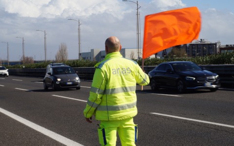 Scontro tra due mezzi sulla Pontina, strada chiusa al traffico